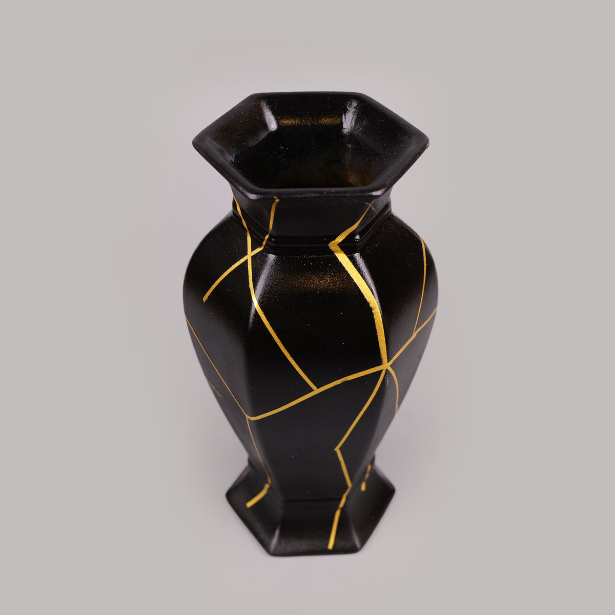Royal Kintsugi-Style Vase - Black & Gold Collection
