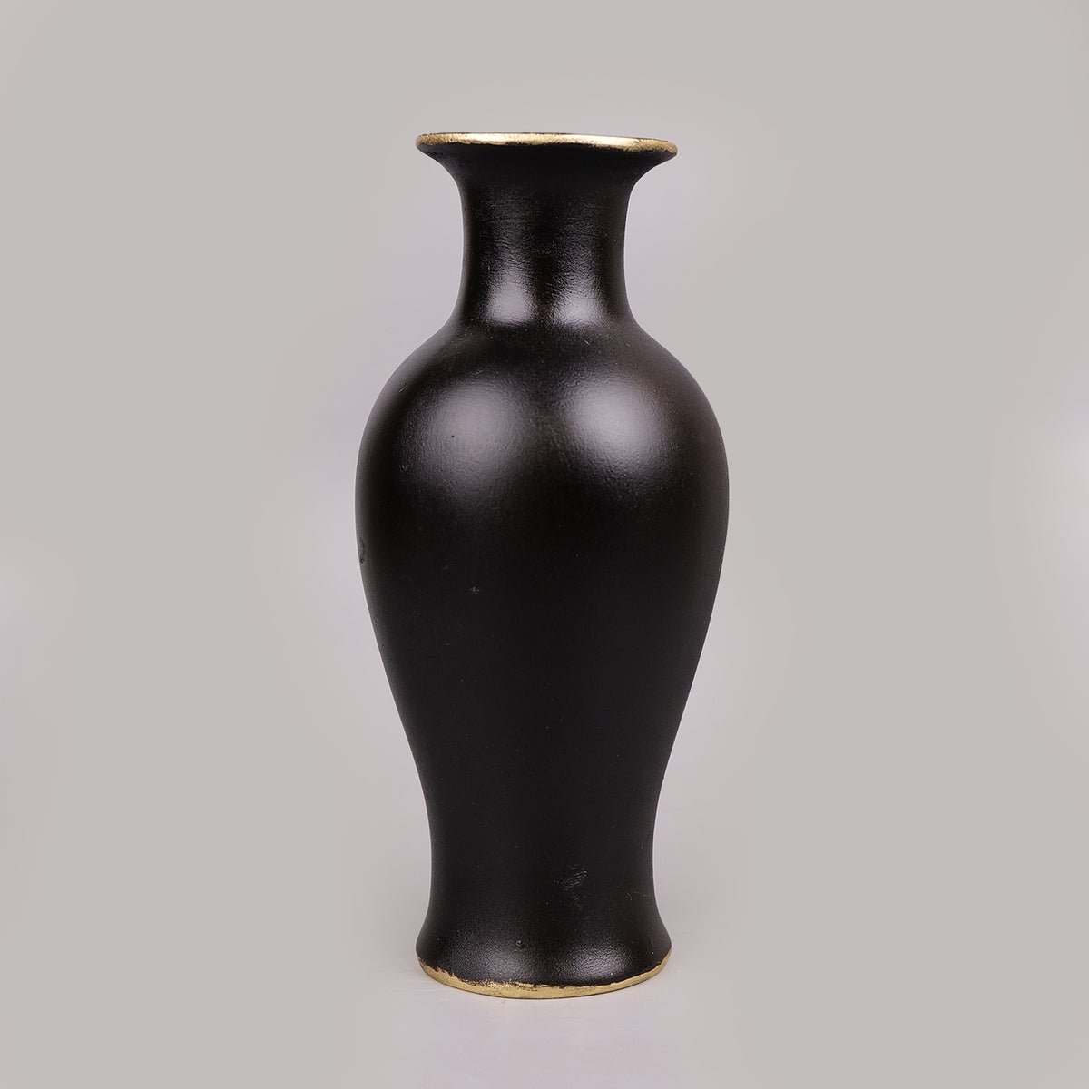 Royal Minimalist Vase - Black & Gold Collection